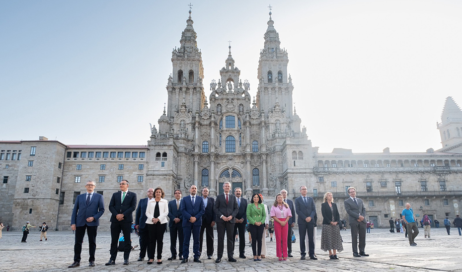 Los consejeros de las comunidades autónomas posan en la Plaza del Obradoiro de Santiago de Compostela.